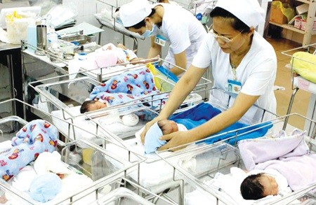 Midwives take care of newborns at the Tu Du Obstetrics Hospital in HCM City. Viet Nam has fufilled all the MDGs aimed to stop mother and child mortalities, but the problem remains a concern, IPU-132 Assembly participants were told yesterday (Photo: VNA/VNS)